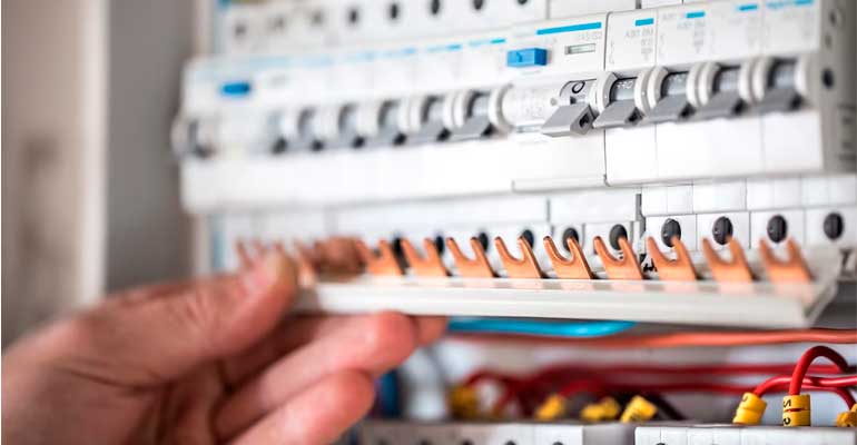 Los electricistas son los arquitectos invisibles detras de la eficiencia electrica en los cuartos de contadores